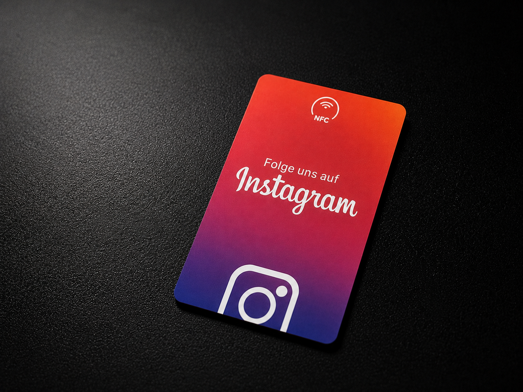 NFC Karte im Instagram Farbverlauf mit Schriftzug Folge uns auf Instagram
