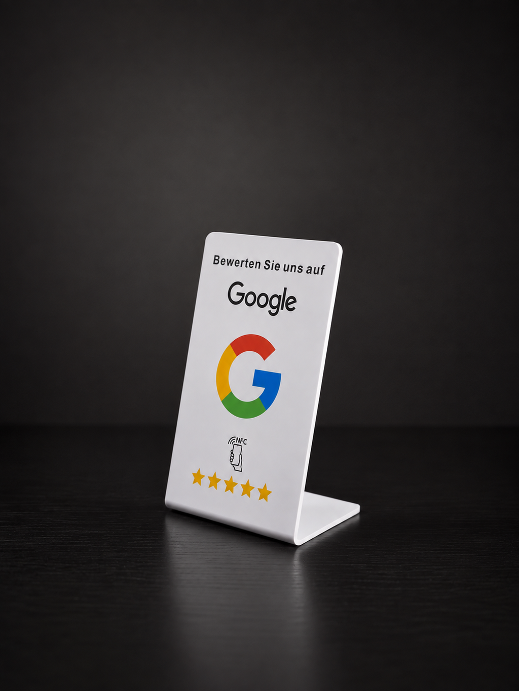Weisser Google Aufsteller mit NFC für Bewertungen auf einem Tresen