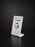 Weisser Google Aufsteller mit NFC für Bewertungen auf einem Tresen
