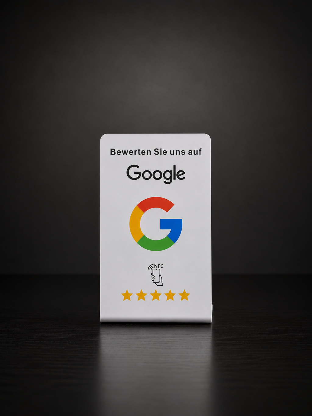 Weisser Google Aufsteller mit NFC für Bewertungen auf einem Tresen